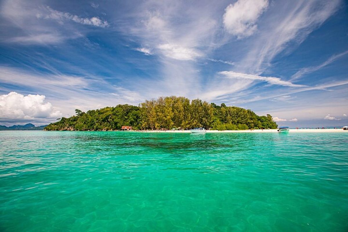 Pulau Bamboo: Surga Tersembunyi di Laut Andaman, Krabi