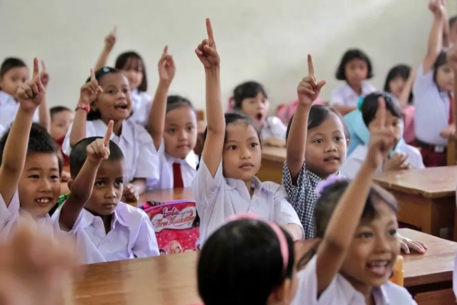 Mengapa Anak Sekolah Perlu Diajarin Etika Digital Sebelum Dapat HP dari Orang Tua?