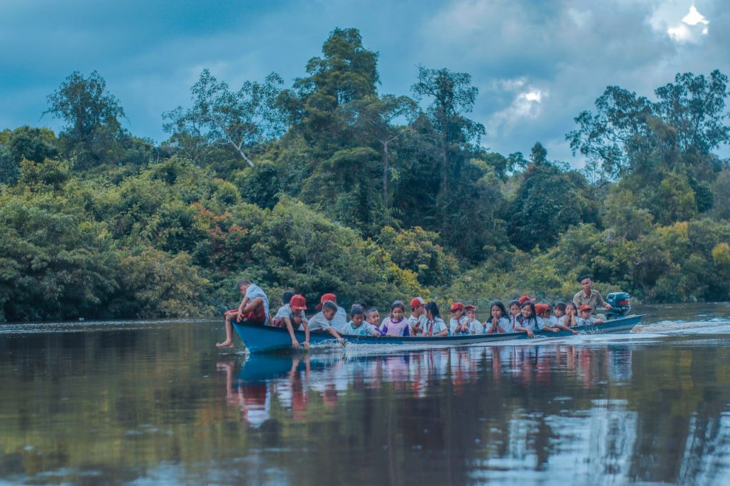 Sekolah di Atas Perahu: Inovasi Pendidikan di Daerah Terpencil Kalimantan yang Mendunia